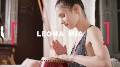 Leona Mia shows off her delicious pussy