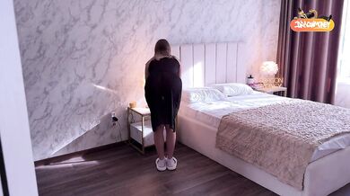 Courier fucks horny girl in her apartment