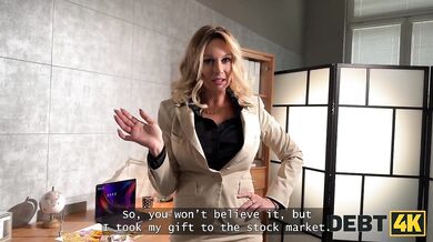 Curvy bitch Karina King is fucking with a debt collector