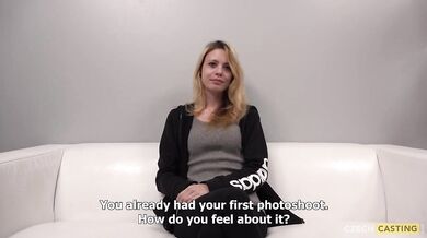 Sweet amateur girl shows her naked body