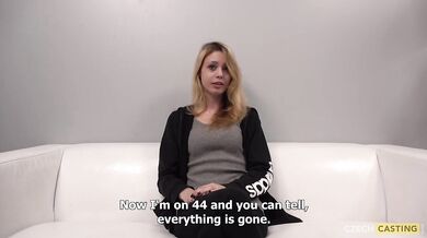 Sweet amateur girl shows her naked body