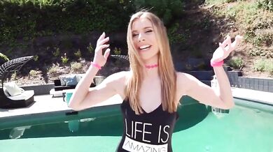 Anya Olsen stretches her tight asshole