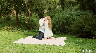 Czech Babe Has Outside Sex