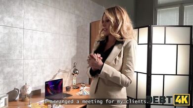 Curvy bitch Karina King is fucking with a debt collector