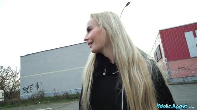 Public sex with a really sexy MILF